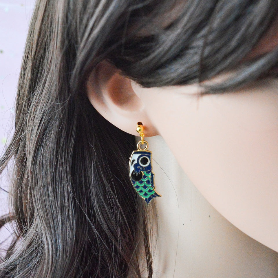 des boucles d'oreilles en forme de carpe koi nobori vertes, design unique et original inspiré des traditions japonaises