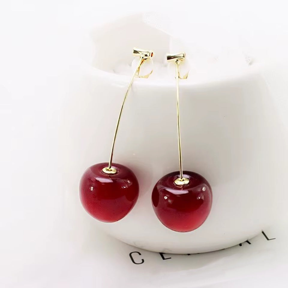 une paire de boucles d'oreilles adorables en forme de cerises rouges gourmandes