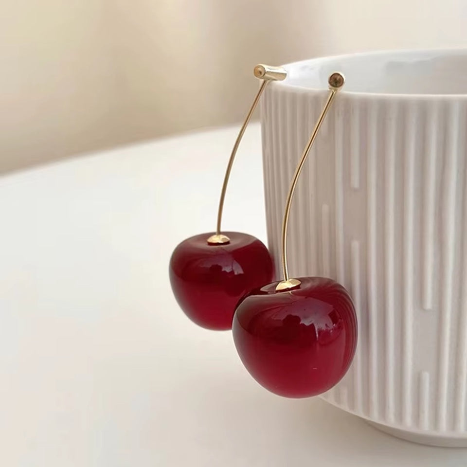 une paire de boucles d'oreilles adorables en forme de cerises rouges gourmandes