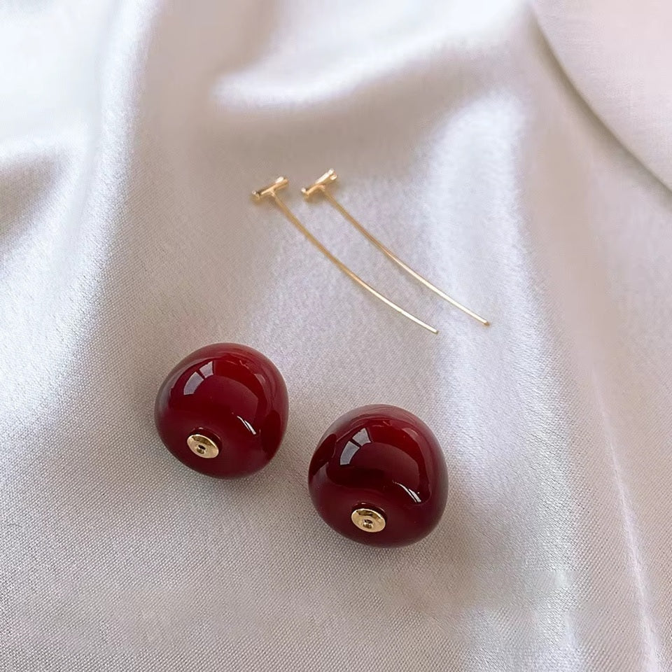une paire de boucles d'oreilles adorables en forme de cerises rouges gourmandes
