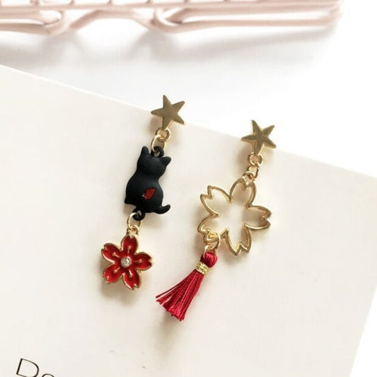 Boucles d'oreilles asymétriques chat noir et sakura rouge