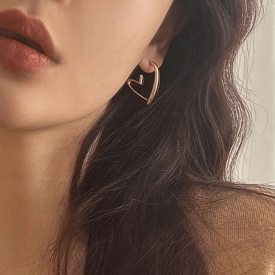 une paire de boucles d'oreilles en forme de coeurs dorés bien épais. Look intemporel, féminin, minimaliste