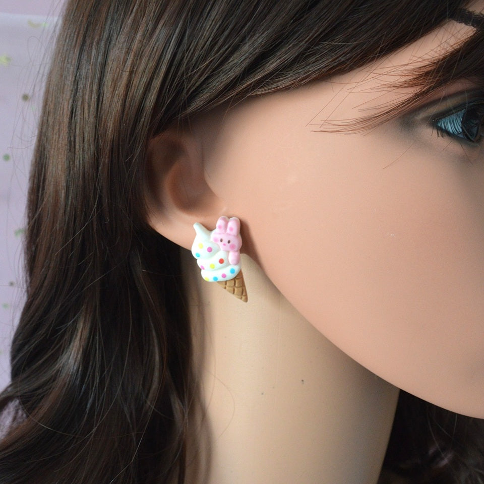 une paire de boucles d'oreilles en forme de glaces et de cônes gourmands et colorés. Design hyper kawaii