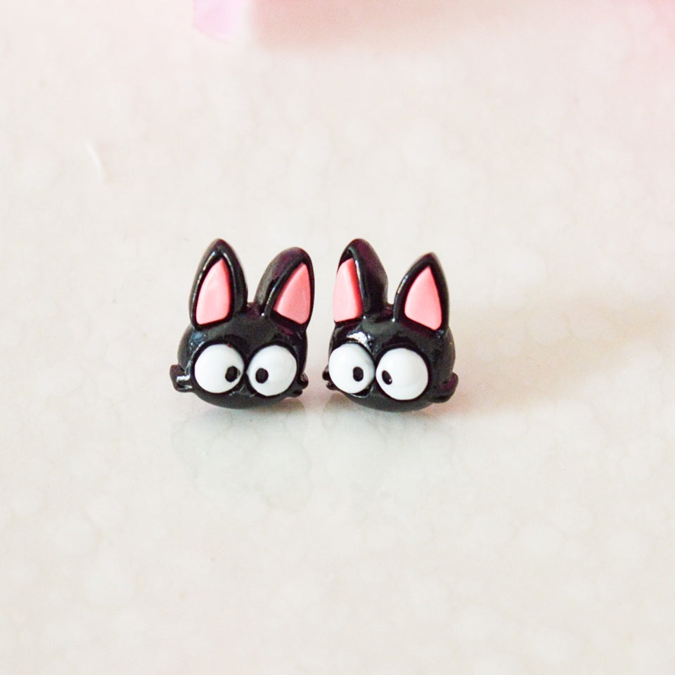une paire de puces d'oreilles en forme du chat noir Jiji, acolyte de Kiki la petite sorcière. Expressif avec ses gros yeux ronds.