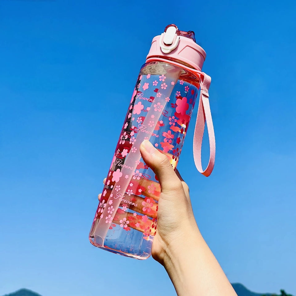 une bouteille pour transporter toutes vos boissons avec vous. Son design représente des fleurs de sakura roses. Elle a une paille intégrée et un bouchon anti-fuites