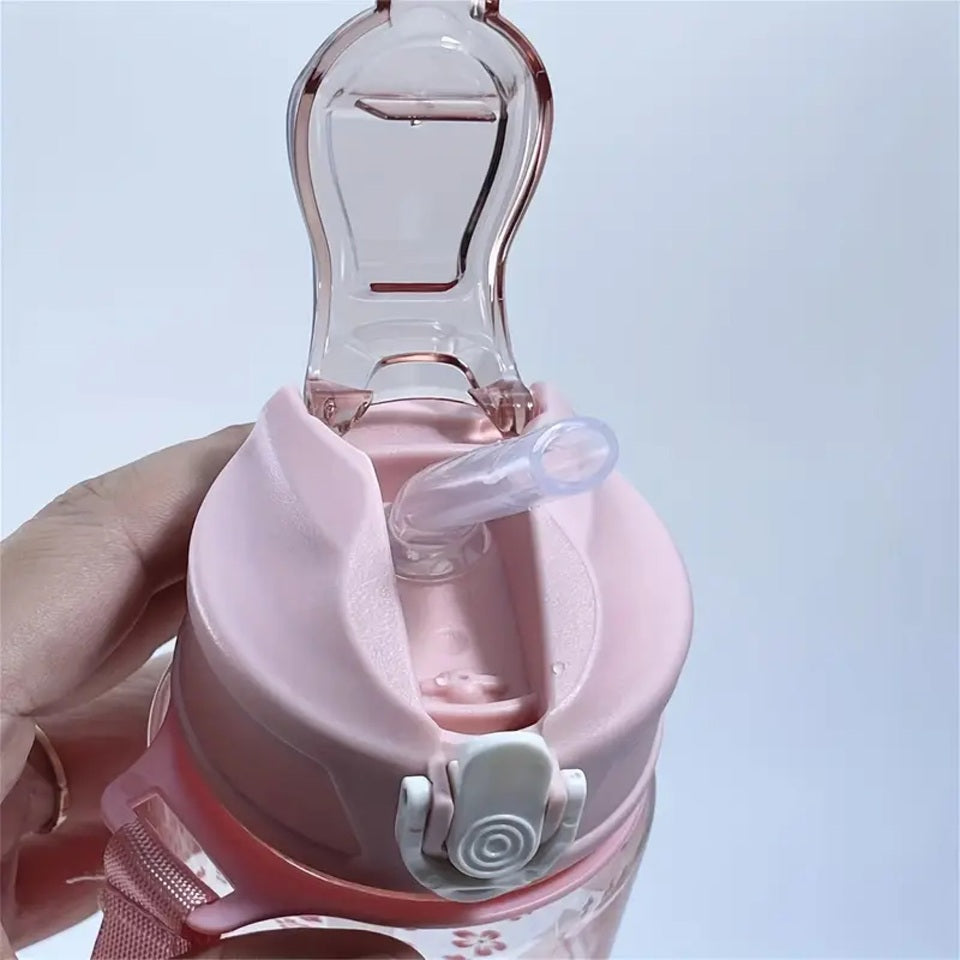 une bouteille pour transporter toutes vos boissons avec vous. Son design représente des fleurs de sakura roses. Elle a une paille intégrée et un bouchon anti-fuites