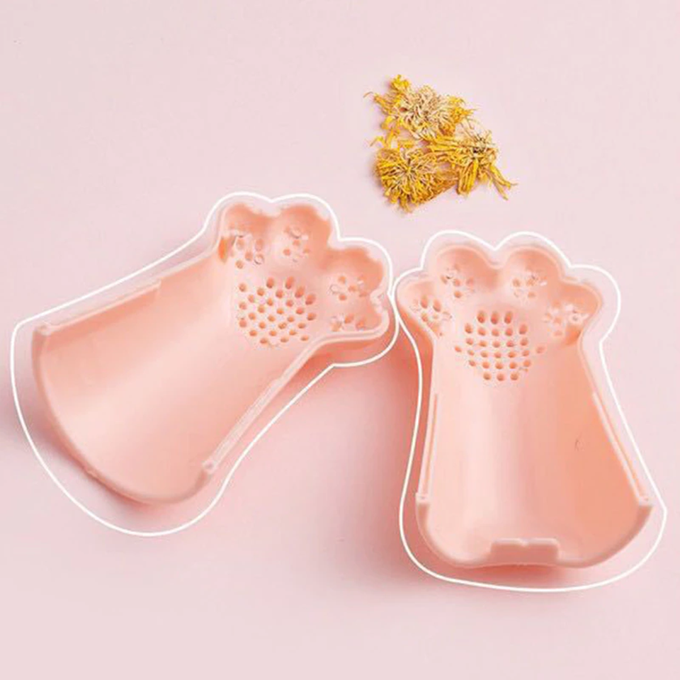 une jolie bouteille au motif de fleurs de sakura. A l'intérieur, se trouve un infuseur en forme de patte de chat idéal pour le thé ou les tisane.