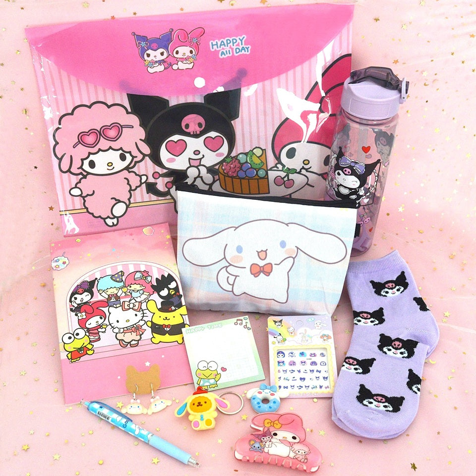 une box kawaii sur le thème Sanrio : papeterie, bijoux, accessoires de mode, beauté et déco : elle vous transporte dans l'univers de vos personnages Sanrio préférés tel que Kuromi, Cinnamoroll ou My Melody