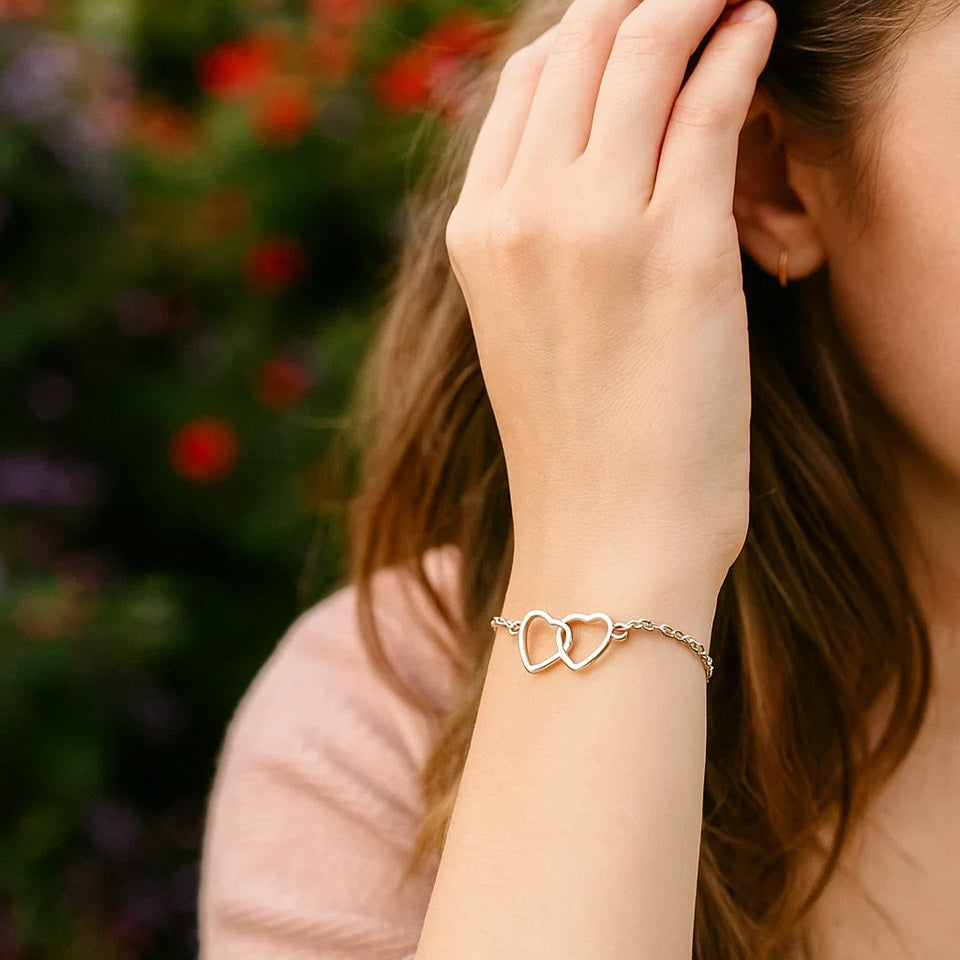 un bracelet argenté représenté deux coeurs entrelacés. Symbole d'amour, d'union éternel