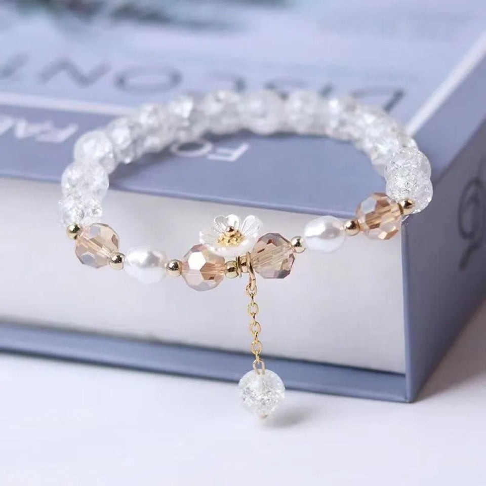 des bracelets romantiques de perles colorées accompagnées d'une délicate fleur de sakura blanche. Style bohème kawaii, romantique, bracelet élastique