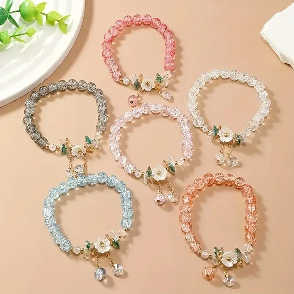 des bracelets romantiques de perles colorées accompagnées d'une délicate fleur de sakura blanche. Style bohème kawaii, romantique, bracelet élastique