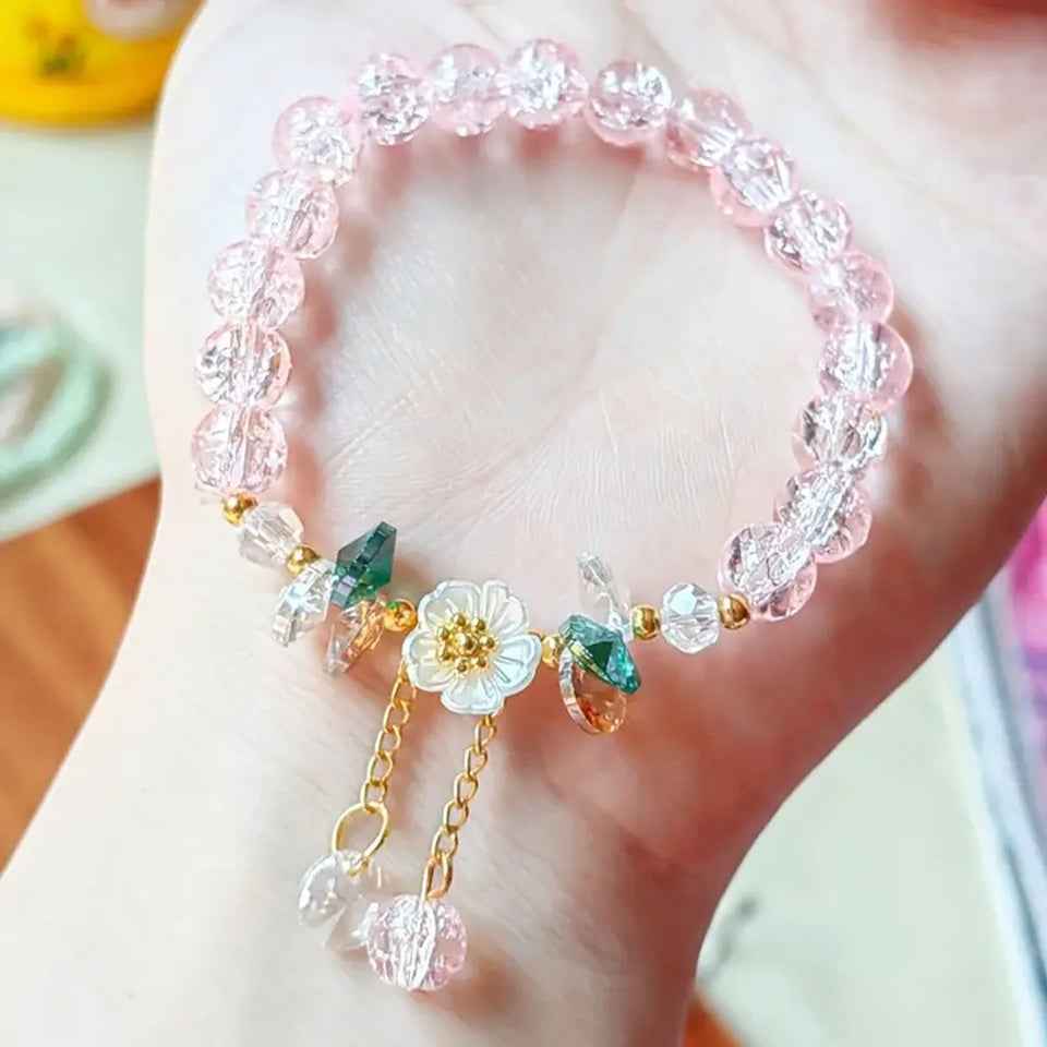 des bracelets romantiques de perles colorées accompagnées d'une délicate fleur de sakura blanche. Style bohème kawaii, romantique, bracelet élastique