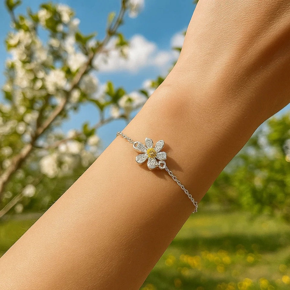 bracelet fleur cosmos argenté coeur jaune, style printanier, floral, romantique, bijou élégant