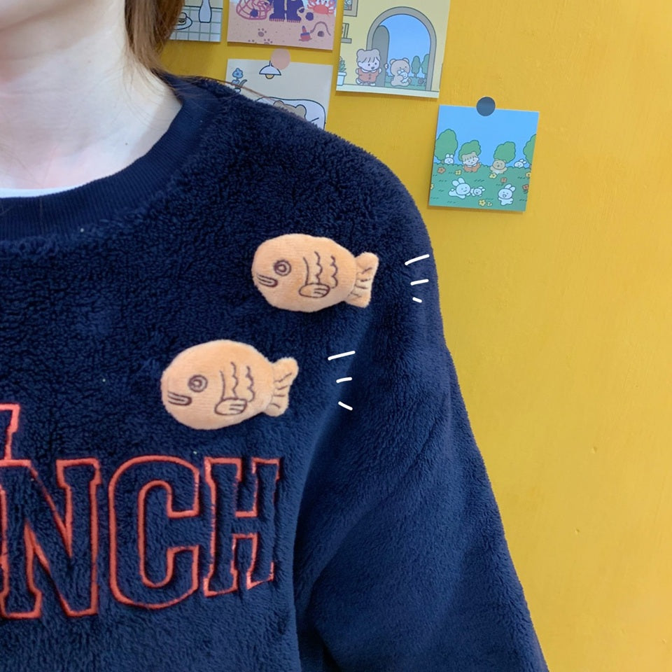 une broche en forme de poisson comme un taiyaki. Tout en peluche, elle est très douce et mignonne.