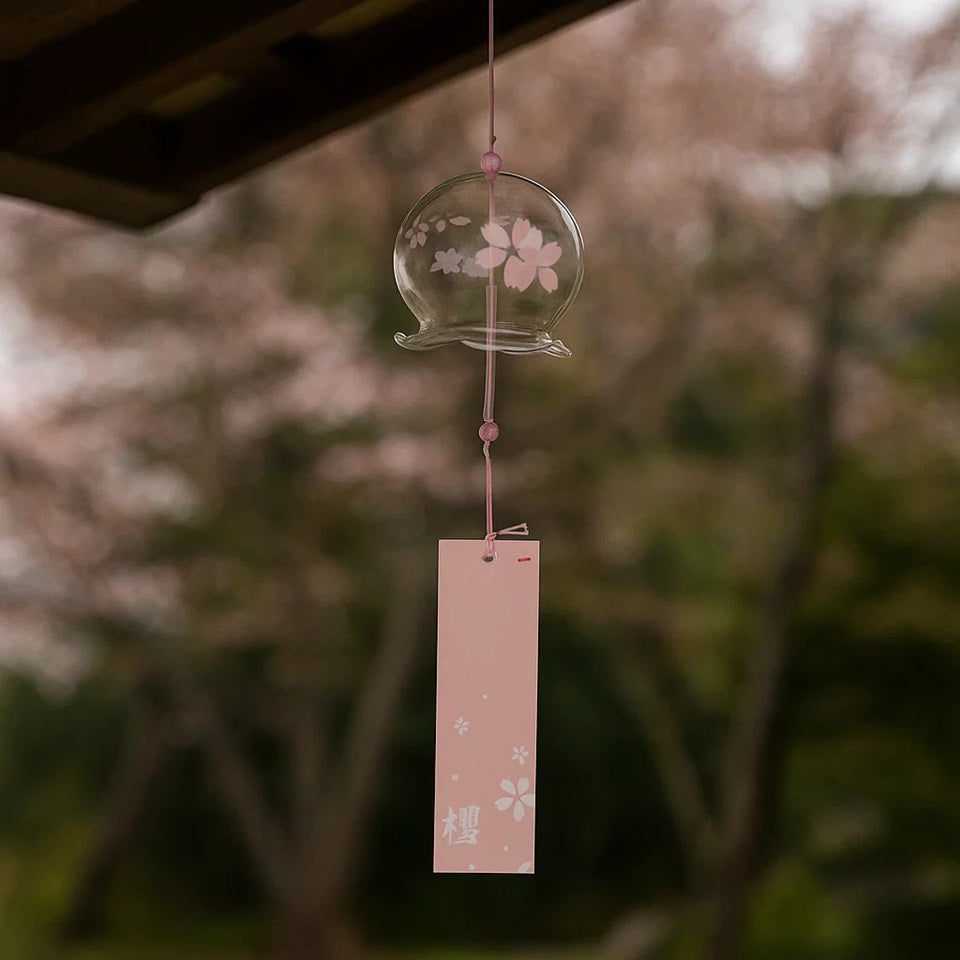 carillon en forme de fleur au motif de fleurs de sakura. Il tinte doucement et délicatement au gré du vent. Idéal pour une déco romantique et printanière qui rappelle le japon.