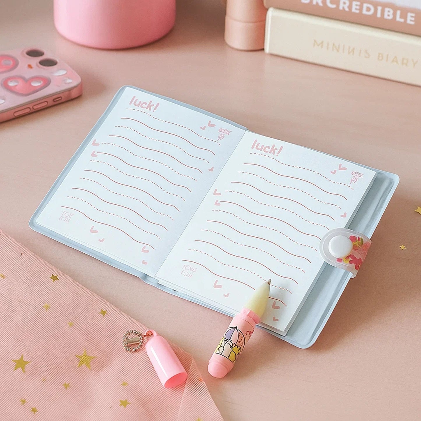 un mini carnet sumikko gurashi et son mini stylo. un carnet hyper kawaii et pratique