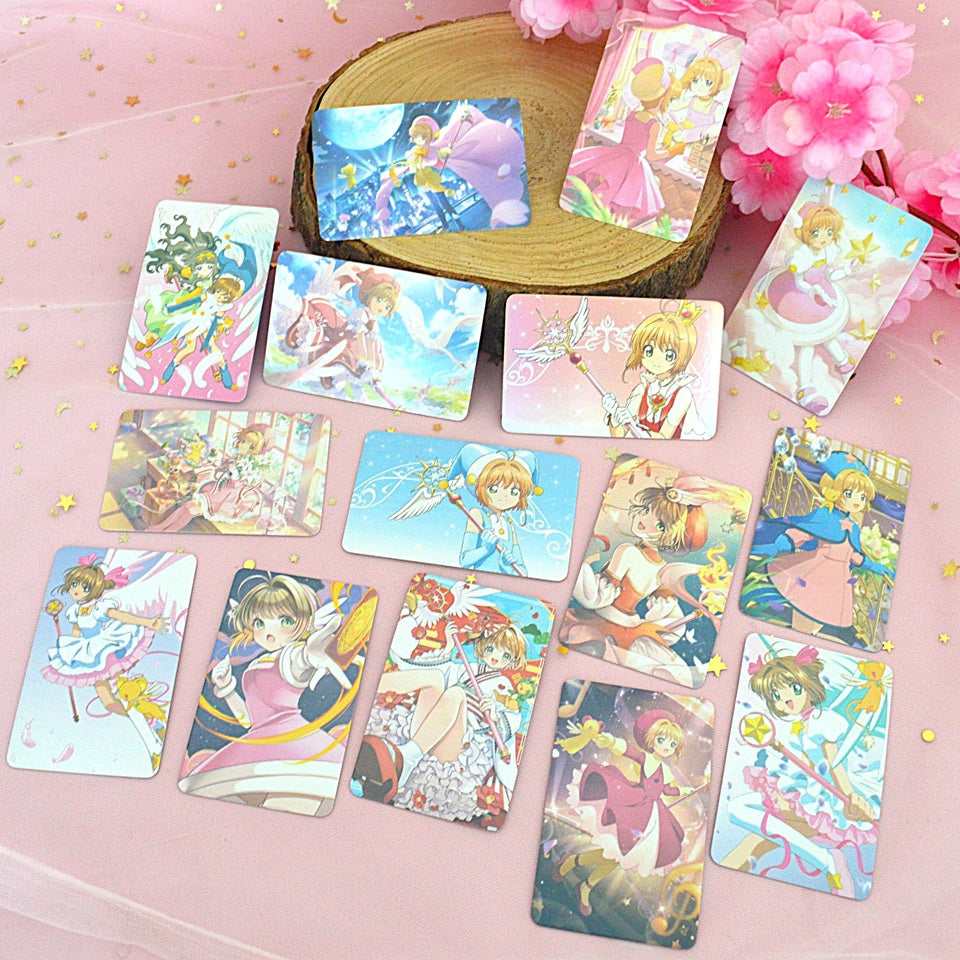 des superbes cartes à collectionner Card Captor Sakura. Elles sont scintillantes et leurs illustrations mettent en scène Sakura mais aussi ses amis et son univers fantastique et magique