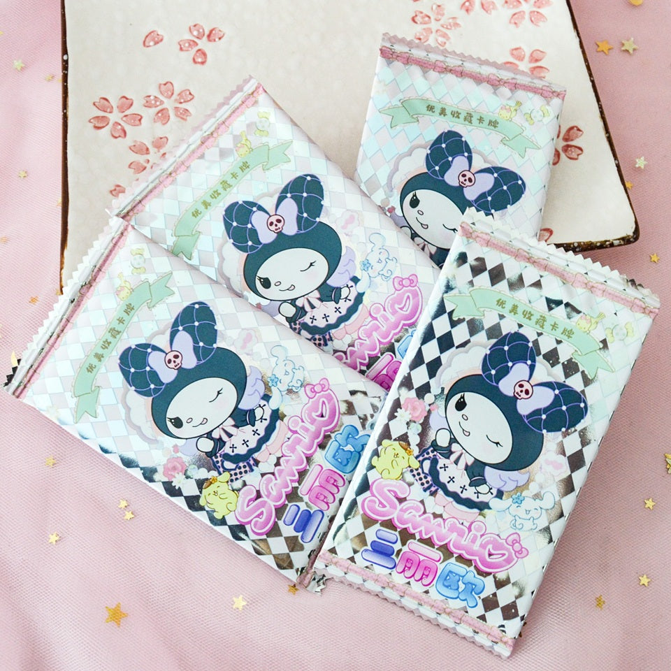 un paquet de cinq cartes mystères d'illustrations sur les personnages Sanrio. Parfaites pour les collectionneurs.