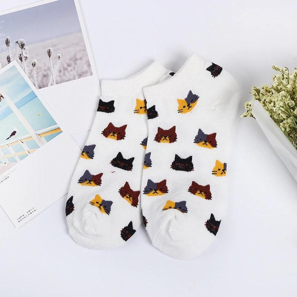 des chaussettes toutes douces et colorées : bleu, rose, blanc, beige et jaune moutarde au design de têtes de chat multicolores et trop mignons