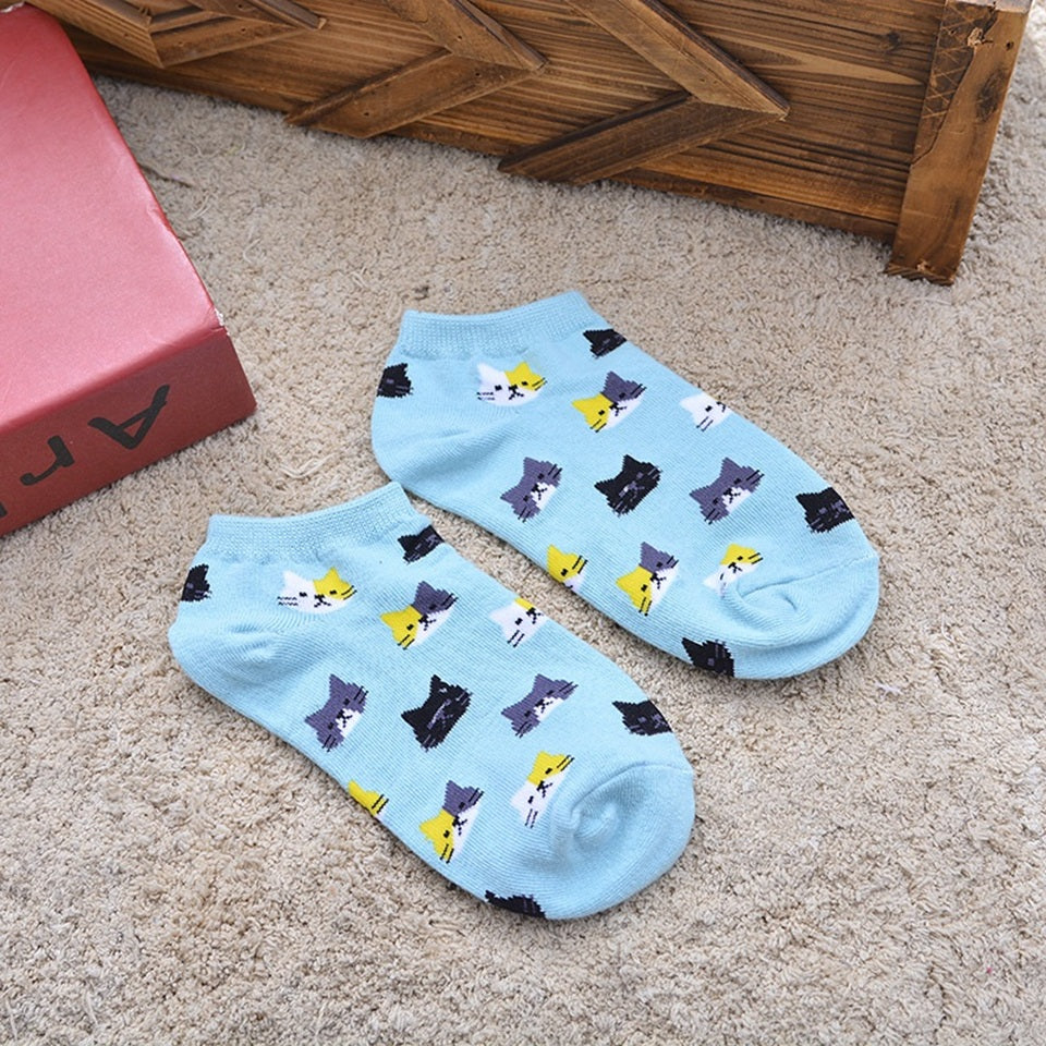 des chaussettes toutes douces et colorées : bleu, rose, blanc, beige et jaune moutarde au design de têtes de chat multicolores et trop mignons