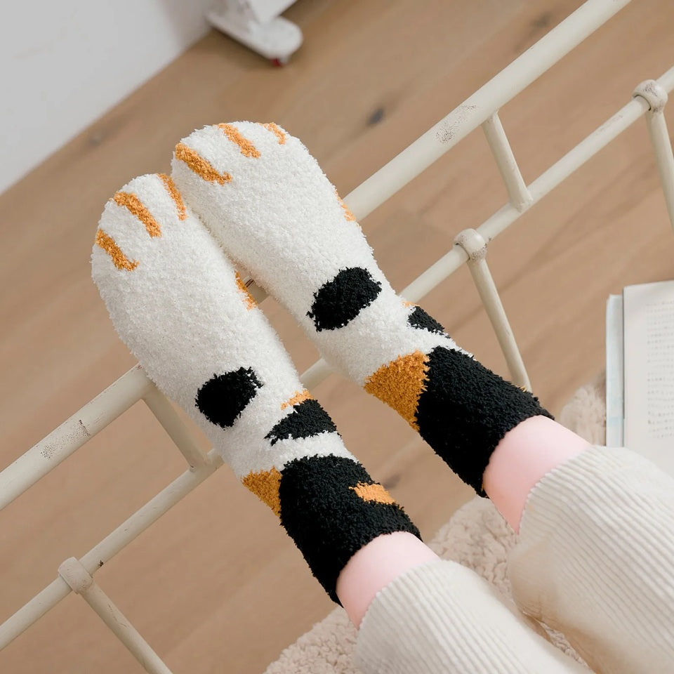 des chaussettes au motif et coloris de pattes de chat trop mignonnes et super douces: calico, bruns, gris, ou noires. En matière pilou, elles sont confortables et adorables.