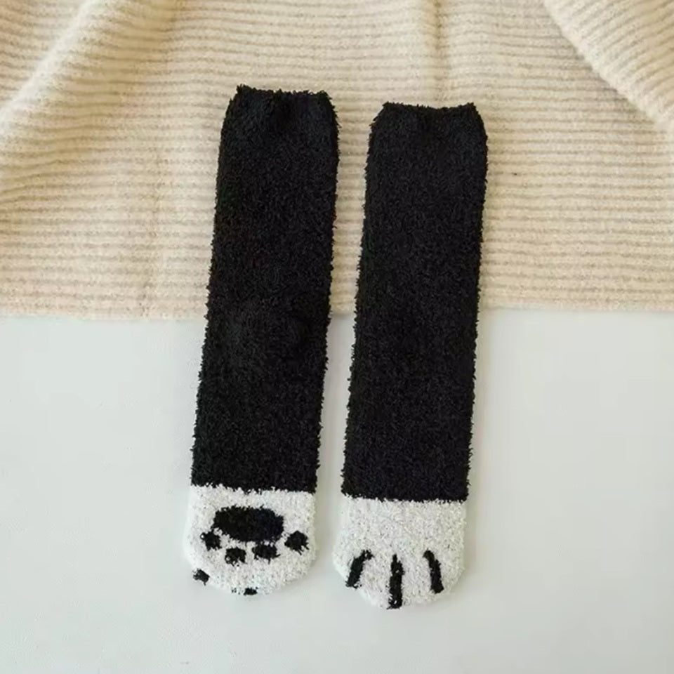 des chaussettes au motif et coloris de pattes de chat trop mignonnes et super douces: calico, bruns, gris, ou noires. En matière pilou, elles sont confortables et adorables.