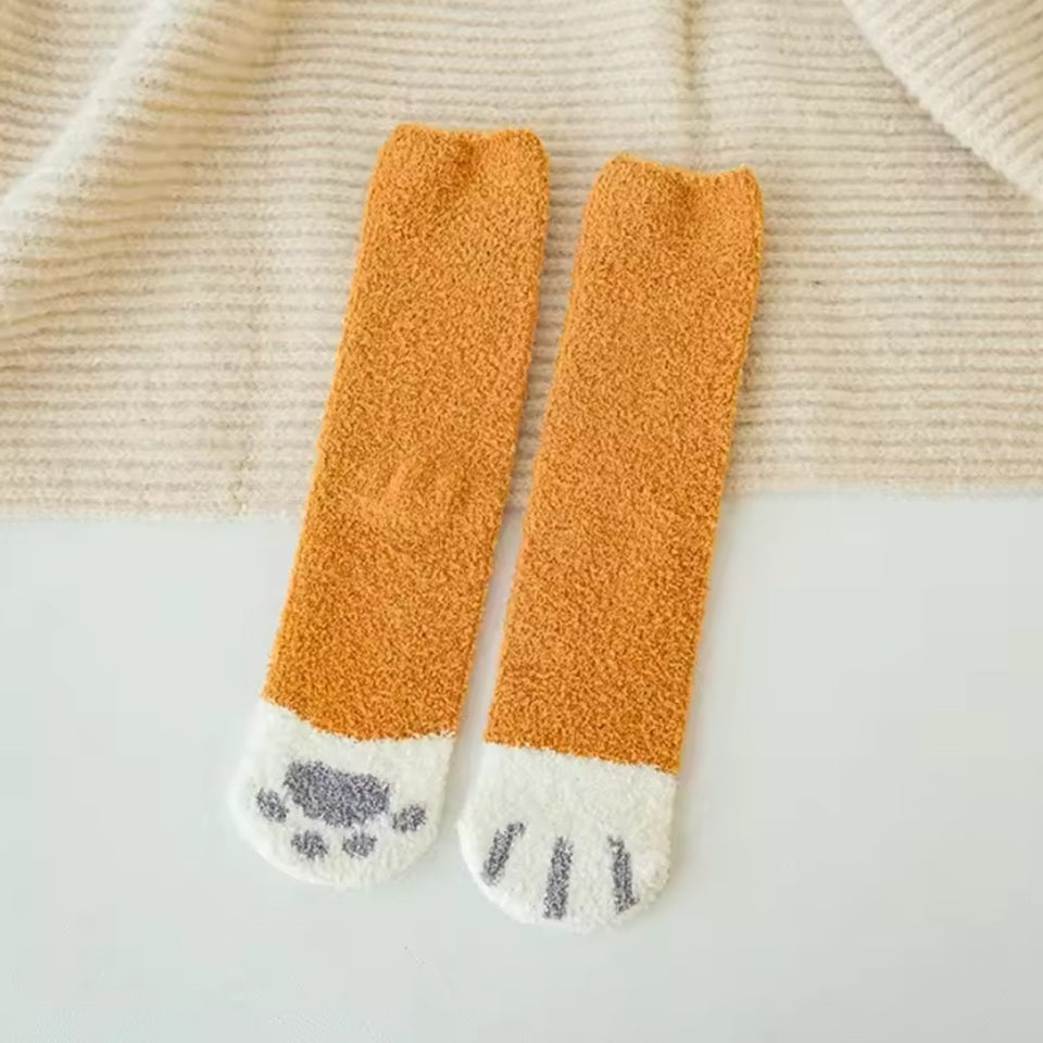 des chaussettes au motif et coloris de pattes de chat trop mignonnes et super douces: calico, bruns, gris, ou noires. En matière pilou, elles sont confortables et adorables.