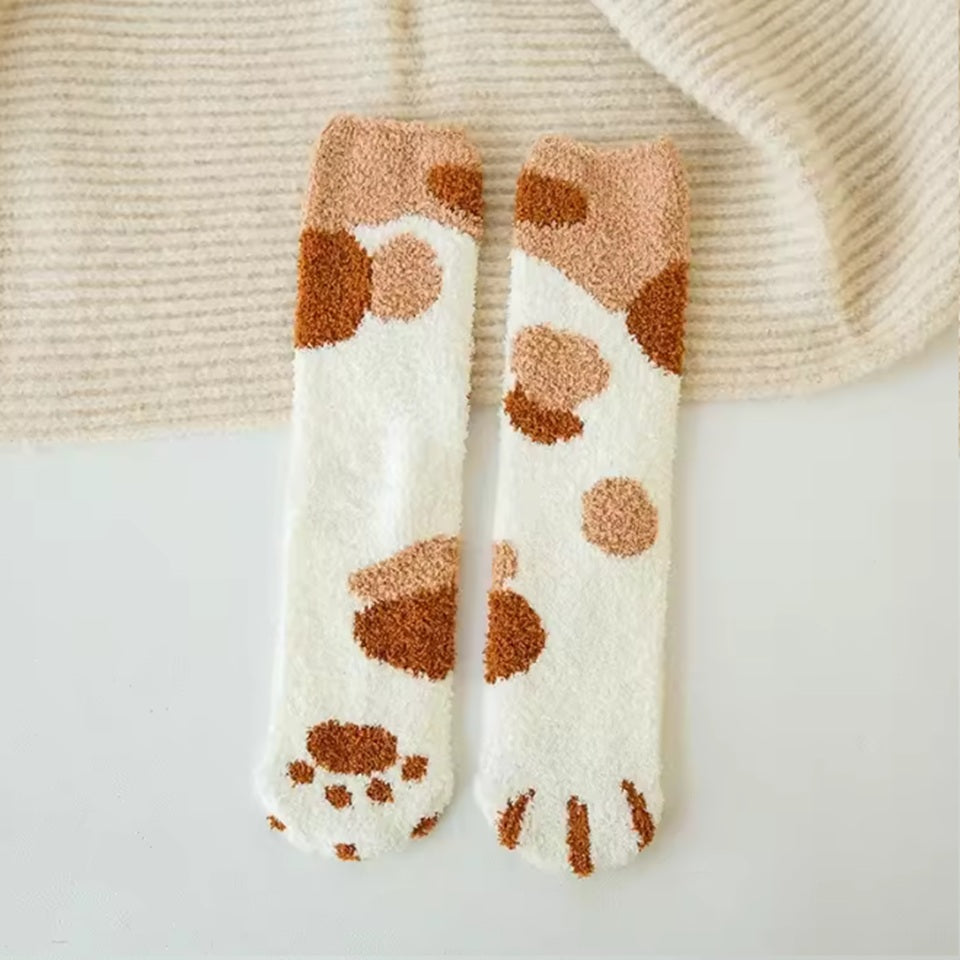 des chaussettes au motif et coloris de pattes de chat trop mignonnes et super douces: calico, bruns, gris, ou noires. En matière pilou, elles sont confortables et adorables.