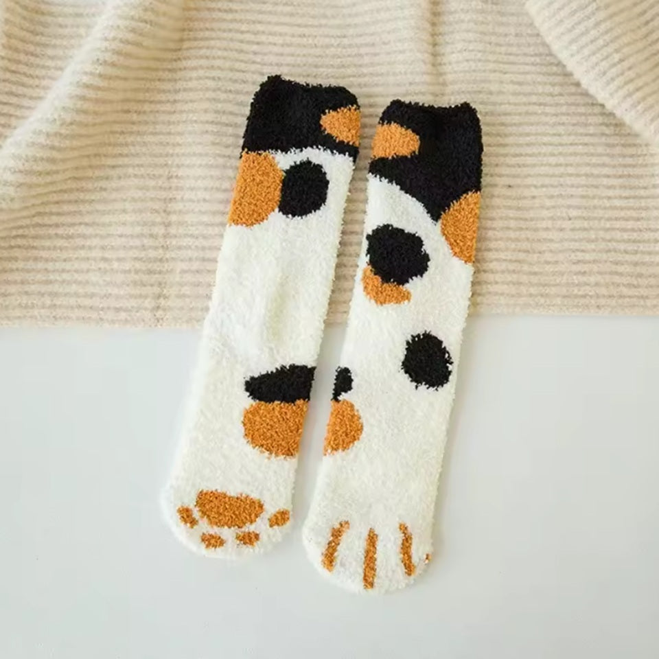 des chaussettes au motif et coloris de pattes de chat trop mignonnes et super douces: calico, bruns, gris, ou noires. En matière pilou, elles sont confortables et adorables.