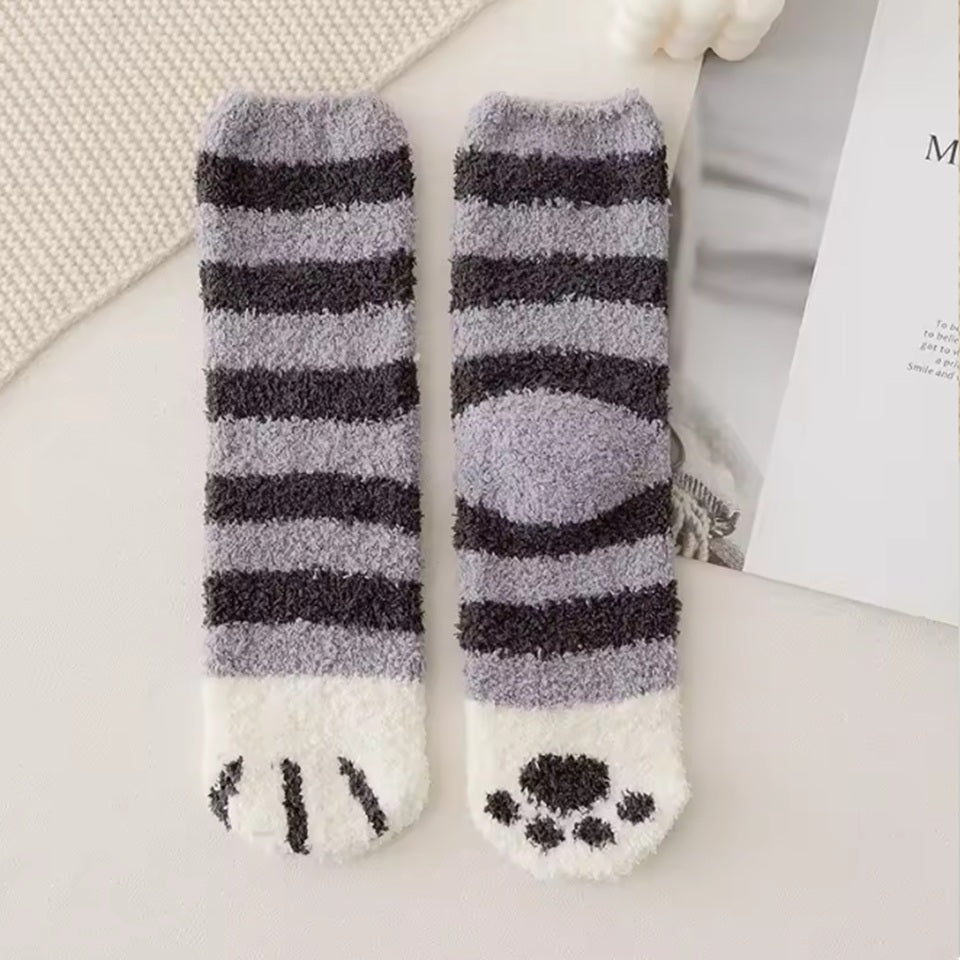 des chaussettes au motif et coloris de pattes de chat trop mignonnes et super douces: calico, bruns, gris, ou noires. En matière pilou, elles sont confortables et adorables.
