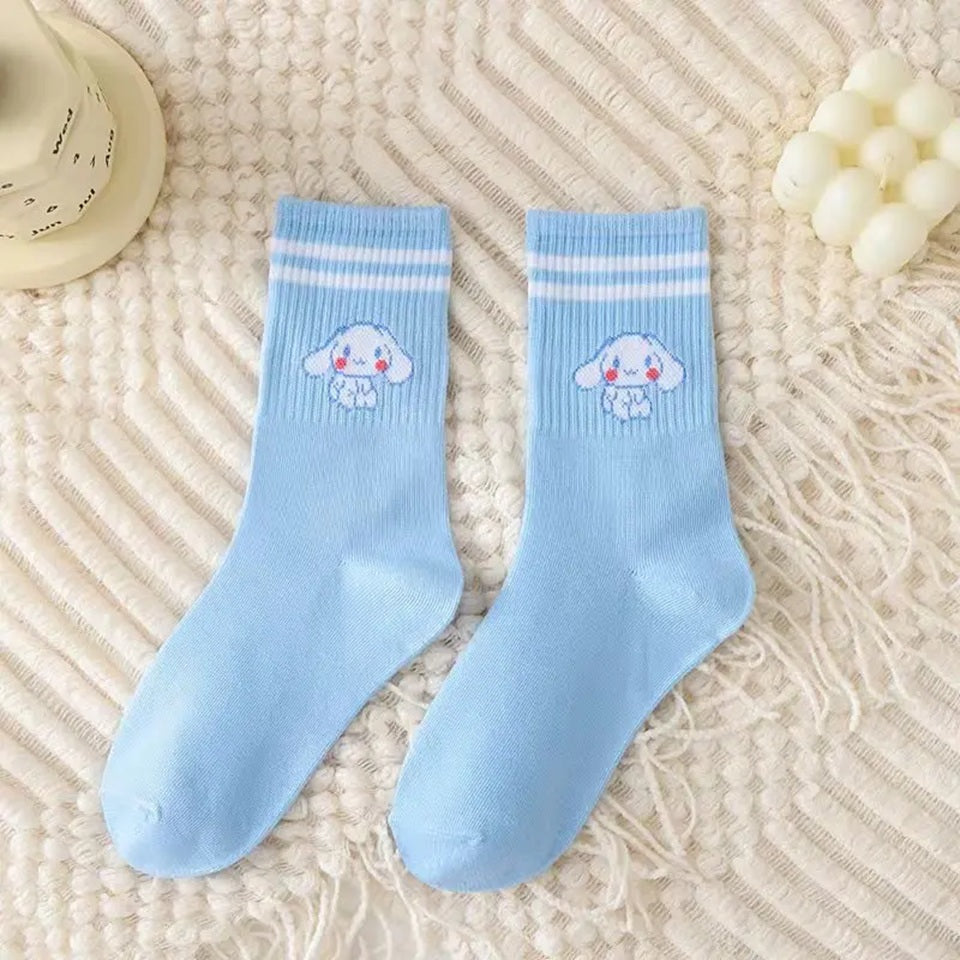 des chaussettes toutes douces inspirés de Cinnamoroll, le petit chiot de Sanrio. Avec ces couleurs typiques : bleu pastel qui se marie parfaitement avec le rose, elles sont confortables et le design mignon de Cinnamoroll apporte la touche kawaii qu'il faut.