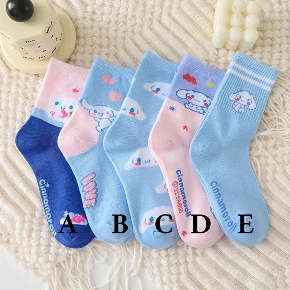 des chaussettes toutes douces inspirés de Cinnamoroll, le petit chiot de Sanrio. Avec ces couleurs typiques : bleu pastel qui se marie parfaitement avec le rose, elles sont confortables et le design mignon de Cinnamoroll apporte la touche kawaii qu'il faut.