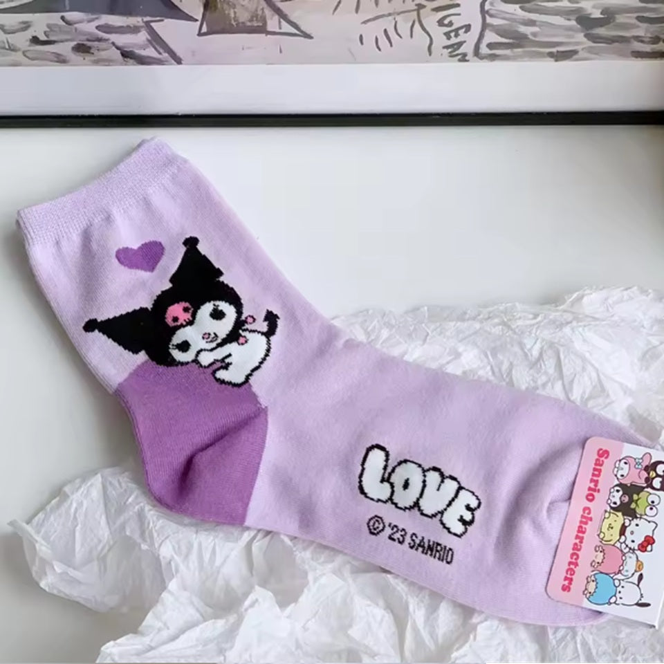 des chaussettes colorés au design mignon et fleuri des personnages Sanrio : Kuromi, Pompompurin, Cinnamoroll, My Melody et Hello Kitty