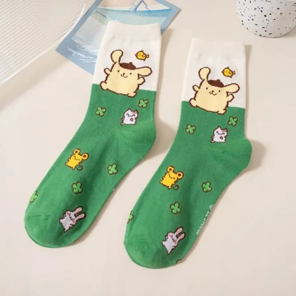 des chaussettes colorés au design mignon et fleuri des personnages Sanrio : Kuromi, Pompompurin, Cinnamoroll, My Melody et Hello Kitty