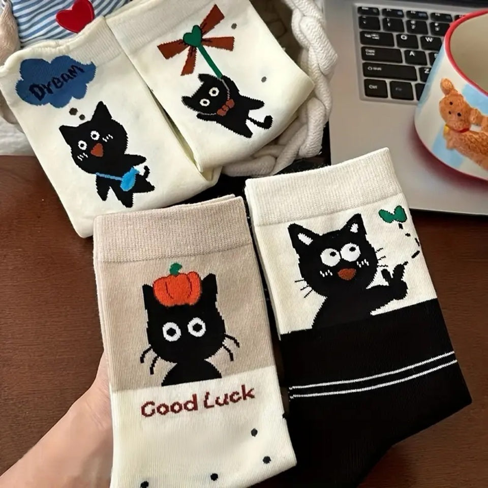 des chaussettes en coton toutes douces au motif d'un chat noir dans différentes situations adorables. Certains ont un motif de pois, d'autres de lignes.