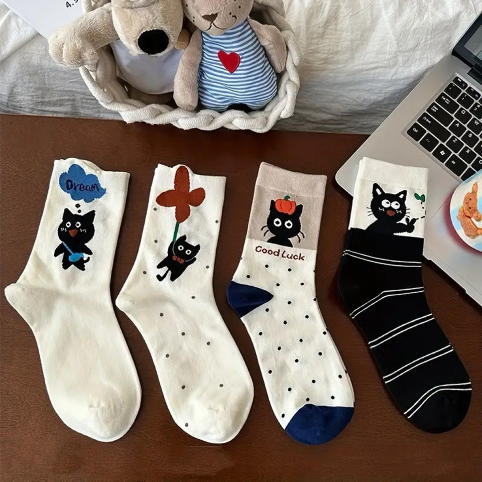 des chaussettes en coton toutes douces au motif d'un chat noir dans différentes situations adorables. Certains ont un motif de pois, d'autres de lignes.