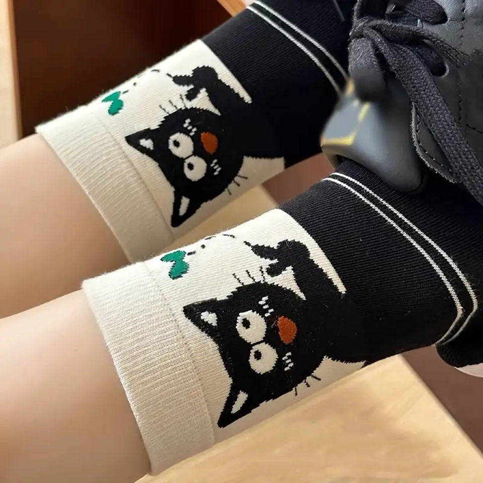des chaussettes en coton toutes douces au motif d'un chat noir dans différentes situations adorables. Certains ont un motif de pois, d'autres de lignes.