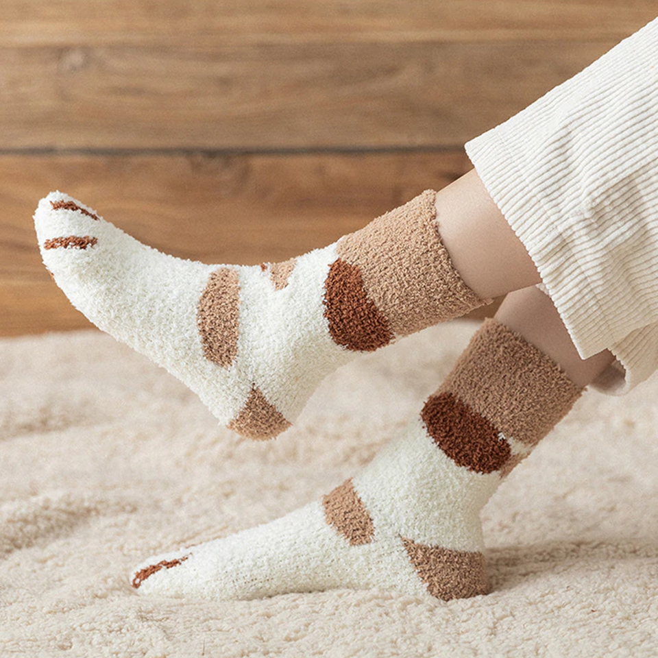des chaussettes au motif et coloris de pattes de chat trop mignonnes et super douces: calico, bruns, gris, ou noires. En matière pilou, elles sont confortables et adorables.