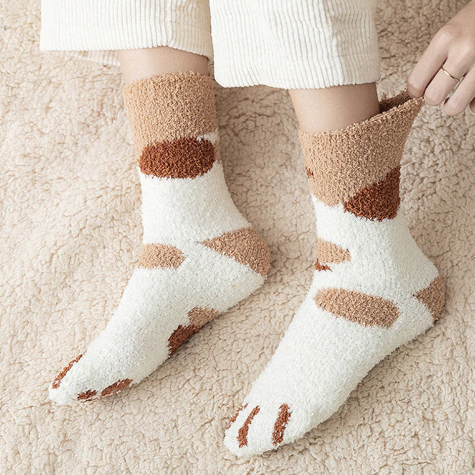 des chaussettes au motif et coloris de pattes de chat trop mignonnes et super douces: calico, bruns, gris, ou noires. En matière pilou, elles sont confortables et adorables.