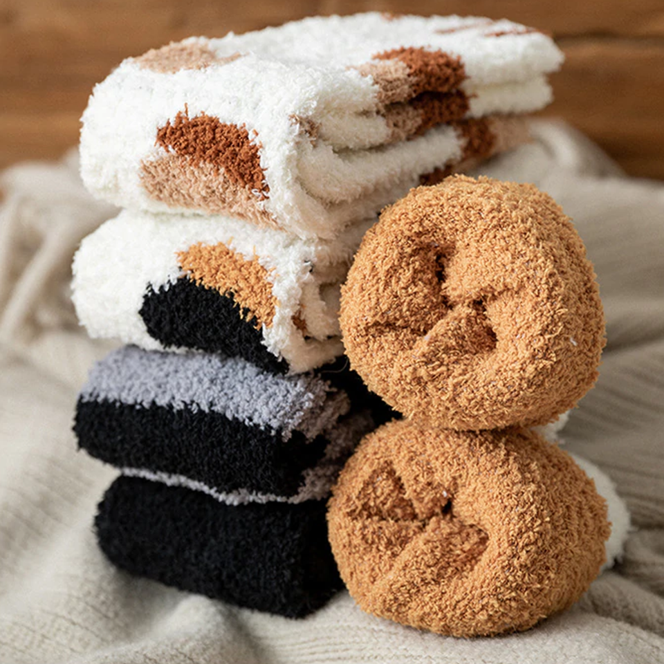 des chaussettes au motif et coloris de pattes de chat trop mignonnes et super douces: calico, bruns, gris, ou noires. En matière pilou, elles sont confortables et adorables.