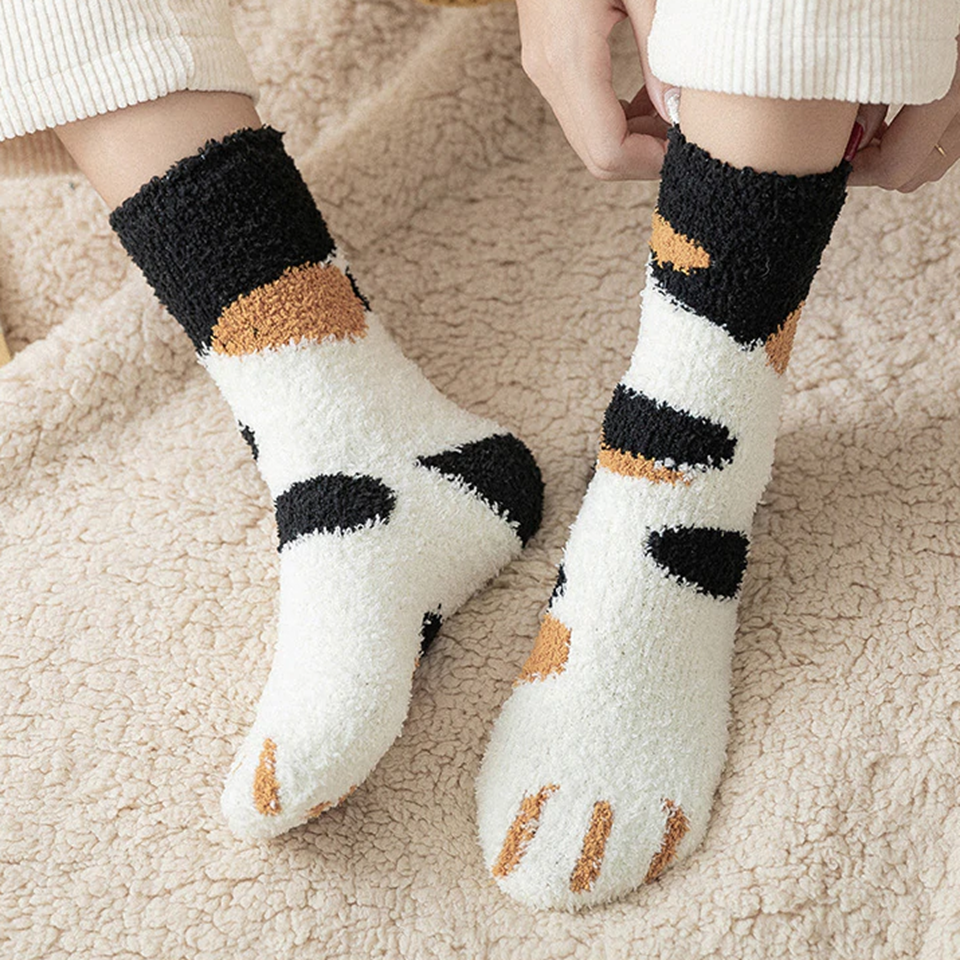 des chaussettes au motif et coloris de pattes de chat trop mignonnes et super douces: calico, bruns, gris, ou noires. En matière pilou, elles sont confortables et adorables.