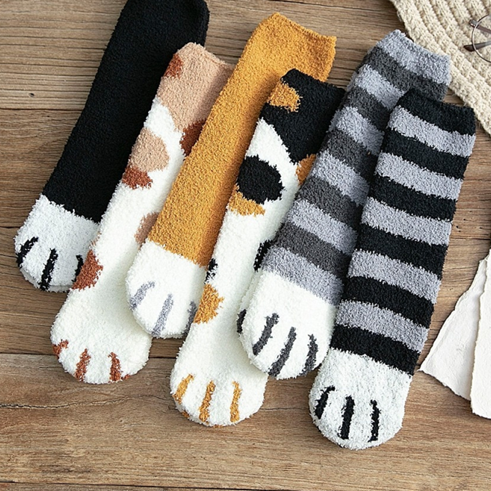 des chaussettes au motif et coloris de pattes de chat trop mignonnes et super douces: calico, bruns, gris, ou noires. En matière pilou, elles sont confortables et adorables.