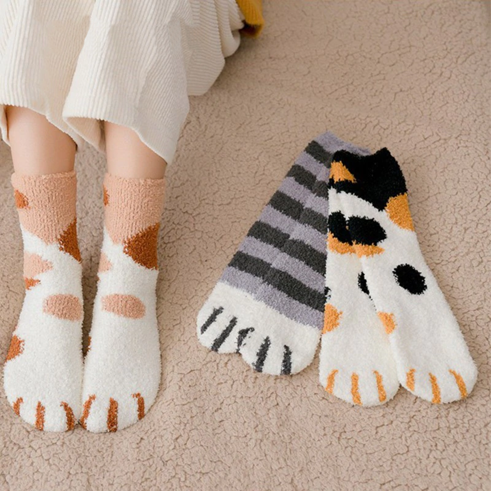 des chaussettes au motif et coloris de pattes de chat trop mignonnes et super douces: calico, bruns, gris, ou noires. En matière pilou, elles sont confortables et adorables.