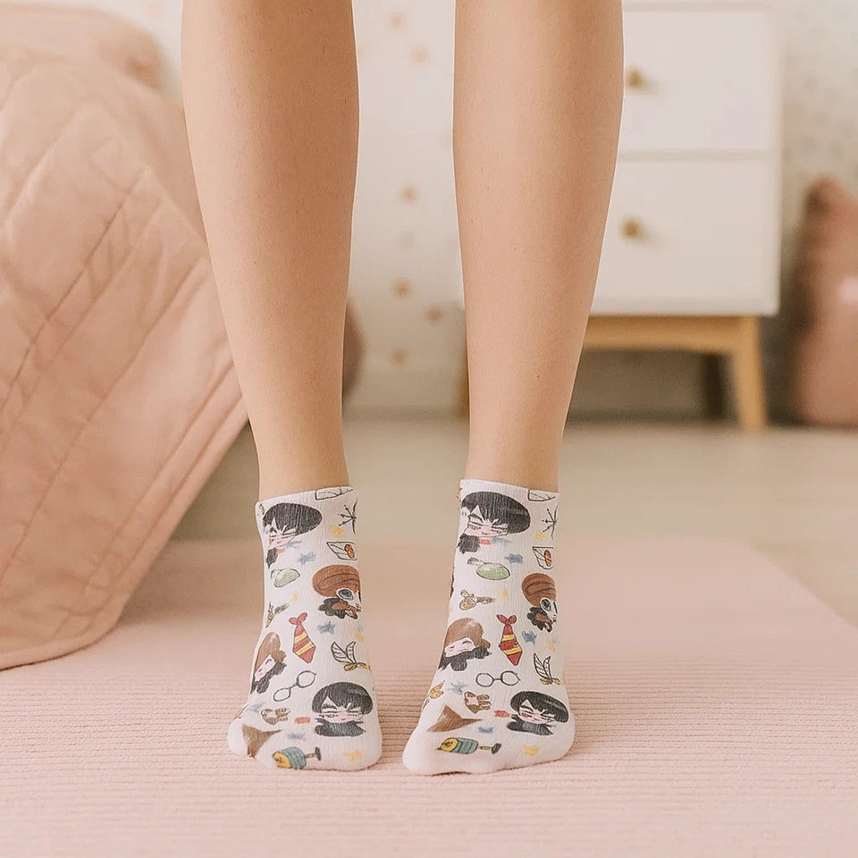 chaussettes chibi harry potter, inspirées des héros et de l'unviers fantastique et magique du monde des sorciers. Elles sont très douces et confortables.