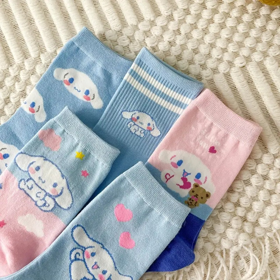 des chaussettes toutes douces inspirés de Cinnamoroll, le petit chiot de Sanrio. Avec ces couleurs typiques : bleu pastel qui se marie parfaitement avec le rose, elles sont confortables et le design mignon de Cinnamoroll apporte la touche kawaii qu'il faut.
