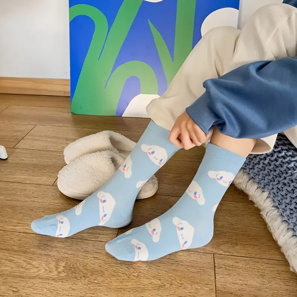 des chaussettes toutes douces inspirés de Cinnamoroll, le petit chiot de Sanrio. Avec ces couleurs typiques : bleu pastel qui se marie parfaitement avec le rose, elles sont confortables et le design mignon de Cinnamoroll apporte la touche kawaii qu'il faut.