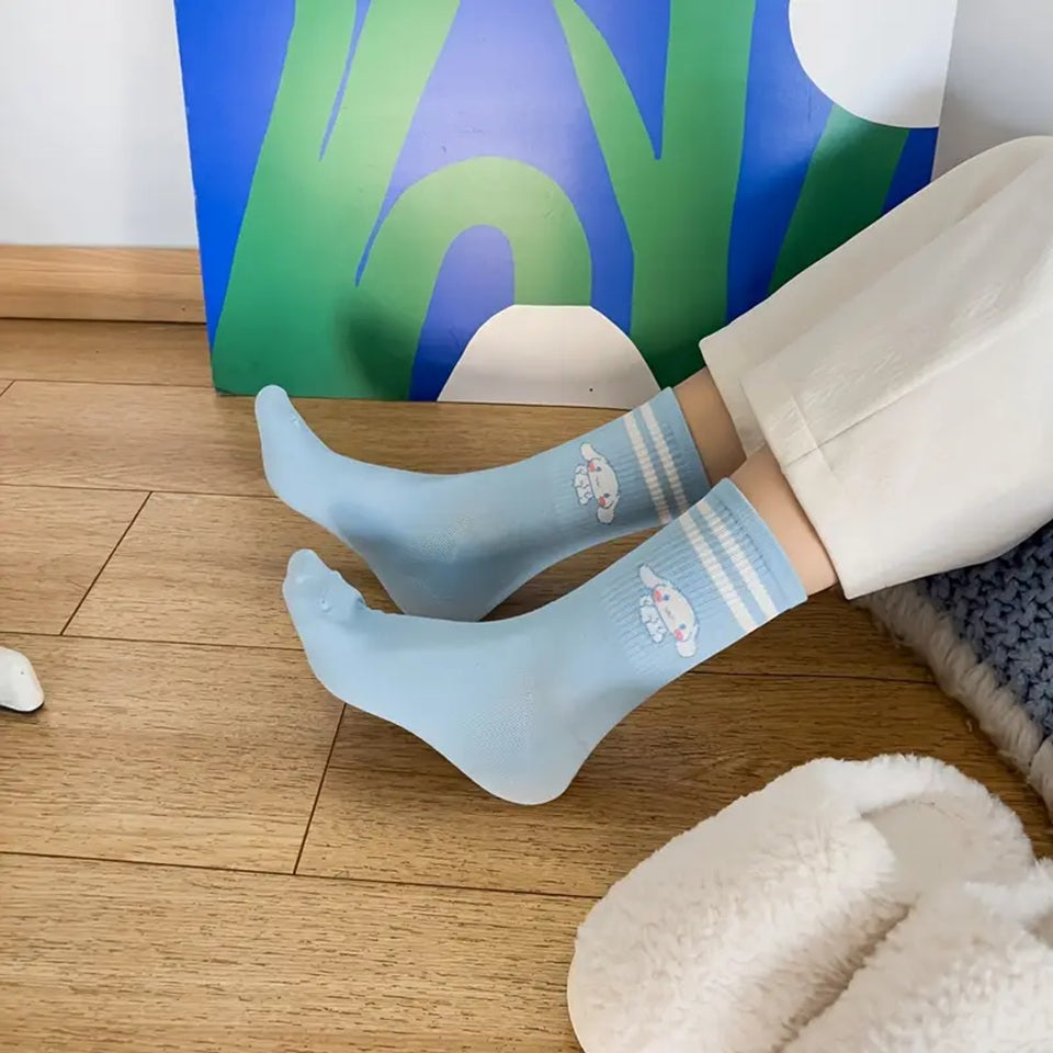 des chaussettes toutes douces inspirés de Cinnamoroll, le petit chiot de Sanrio. Avec ces couleurs typiques : bleu pastel qui se marie parfaitement avec le rose, elles sont confortables et le design mignon de Cinnamoroll apporte la touche kawaii qu'il faut.