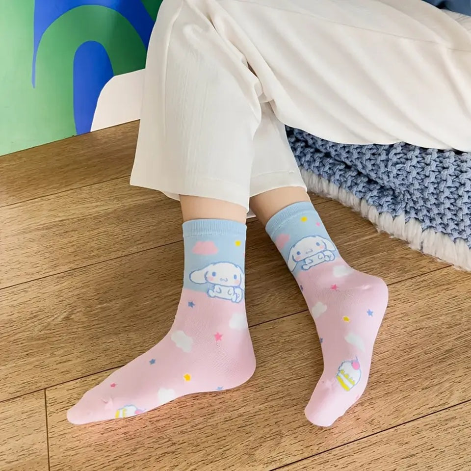 des chaussettes toutes douces inspirés de Cinnamoroll, le petit chiot de Sanrio. Avec ces couleurs typiques : bleu pastel qui se marie parfaitement avec le rose, elles sont confortables et le design mignon de Cinnamoroll apporte la touche kawaii qu'il faut.