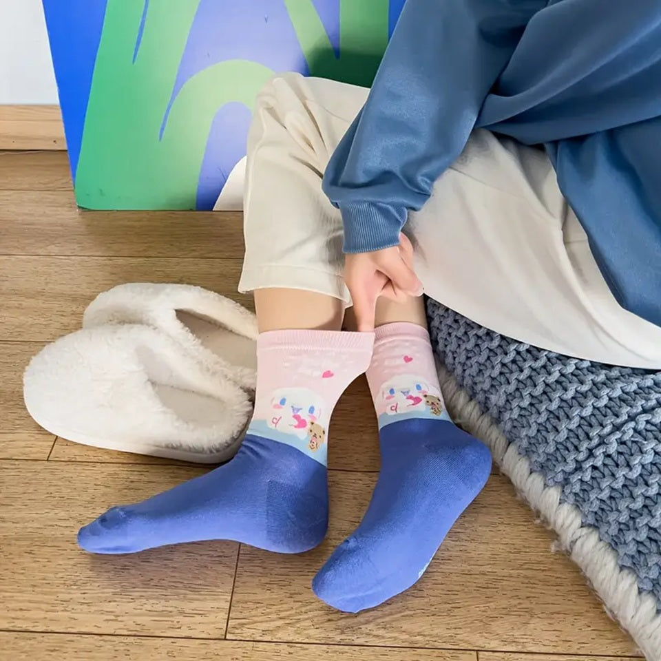 des chaussettes toutes douces inspirés de Cinnamoroll, le petit chiot de Sanrio. Avec ces couleurs typiques : bleu pastel qui se marie parfaitement avec le rose, elles sont confortables et le design mignon de Cinnamoroll apporte la touche kawaii qu'il faut.