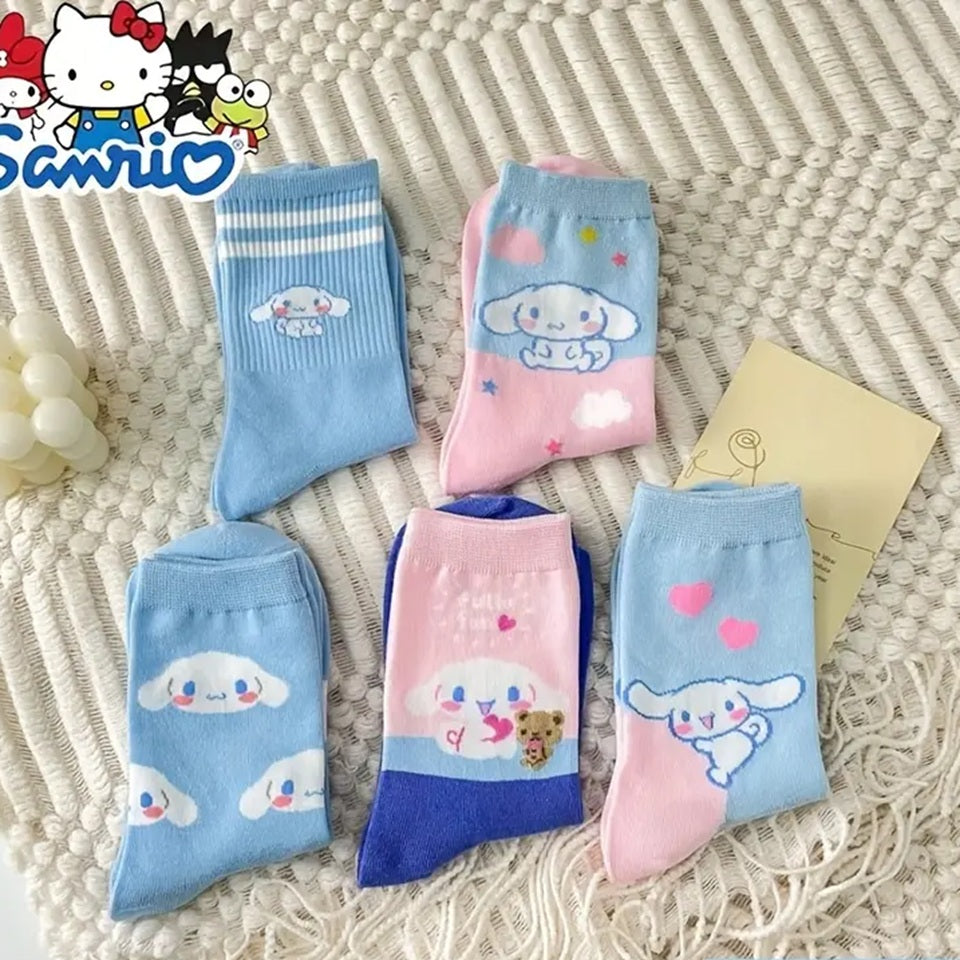 des chaussettes toutes douces inspirés de Cinnamoroll, le petit chiot de Sanrio. Avec ces couleurs typiques : bleu pastel qui se marie parfaitement avec le rose, elles sont confortables et le design mignon de Cinnamoroll apporte la touche kawaii qu'il faut.